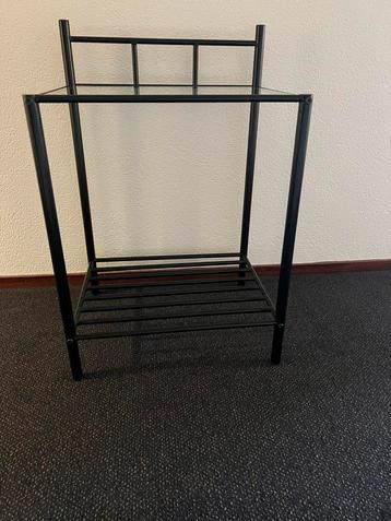 2 Moderne nachtkastjes / bijzettafeltjes met glazen blad beschikbaar voor biedingen