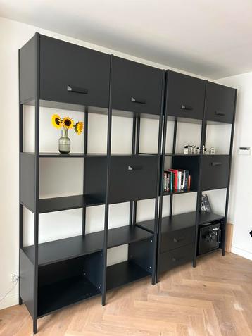 Zwarte wandkasten