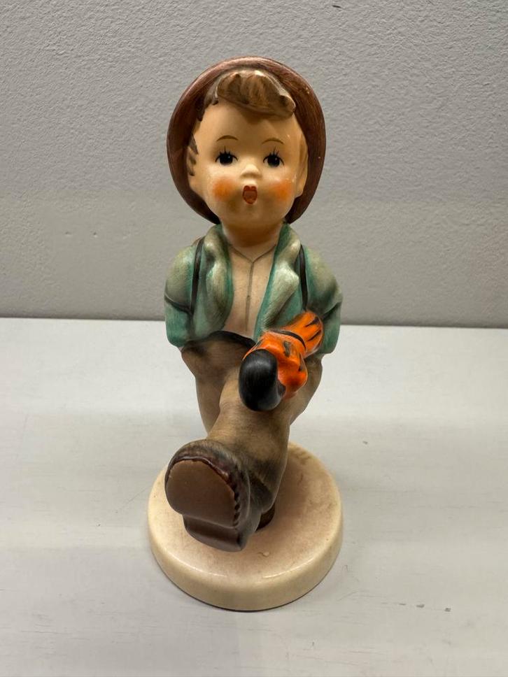 Goebel Porseleinen Beeldje Jongen met Paraplu W. Germany 79/, Antiek en Kunst, Antiek | Porselein, Ophalen of Verzenden