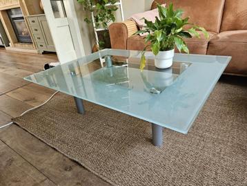 glazen salontafel met twee glazen platen beschikbaar voor biedingen