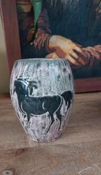 Vaas met paardenmotief, gesigneerd, Antiek en Kunst, Antiek | Keramiek en Aardewerk, Ophalen of Verzenden