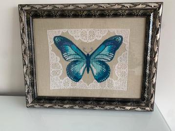 Geborduurd schilderij van blauwe vlinder met wit kant beschikbaar voor biedingen
