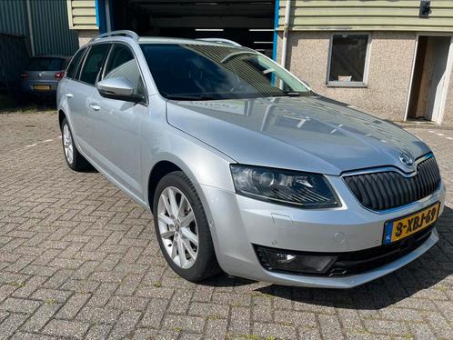 Skoda Octavia 1.4/AUTOMAAT/bomvol opties/NIEUWE DISTRIBUTIE, Auto's, Skoda, Bedrijf, Octavia, Adaptieve lichten, Adaptive Cruise Control