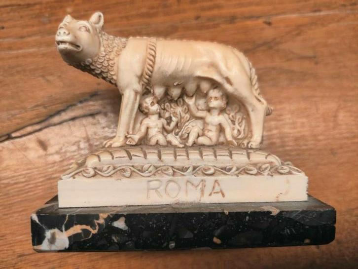 Lupa Capitolina oud beeldje van Rome op Marmeren voet, Antiek en Kunst, Kunst | Beelden en Houtsnijwerken, Ophalen of Verzenden