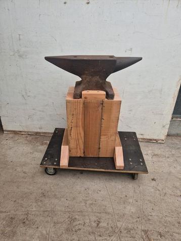 ⚒️️aambeeld 65kg op houten blok, houten sokkel ,houten bok⚒️ beschikbaar voor biedingen