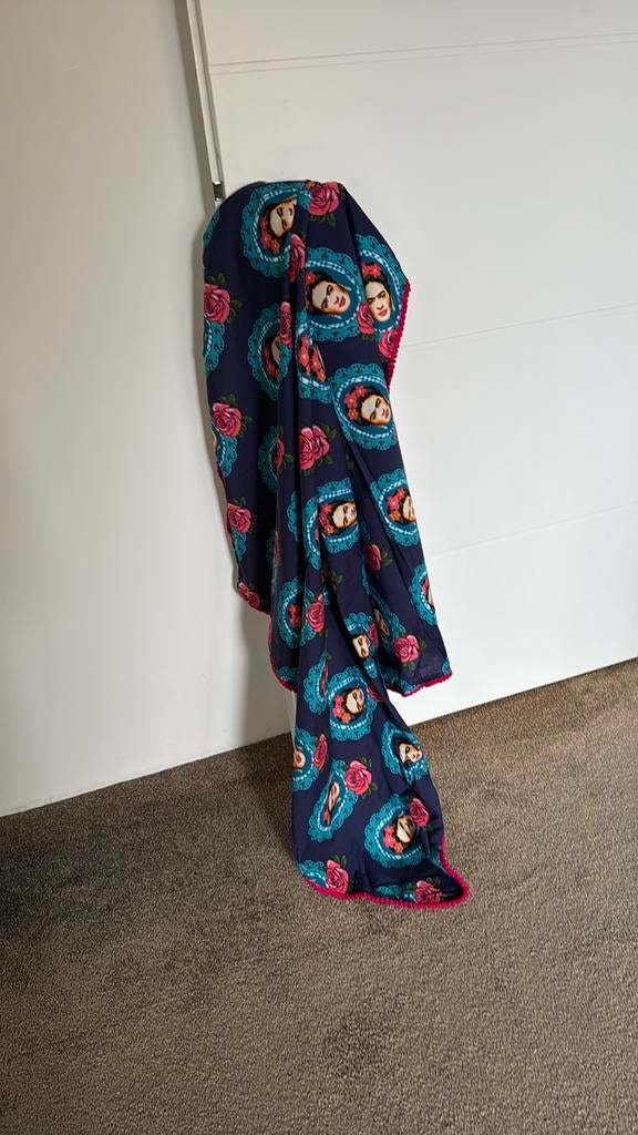 Frieda Kahlo sjaal / kleed, Kleding | Dames, Ophalen of Verzenden, Zo goed als nieuw, Maat 46/48 (XL) of groter, Sjaal