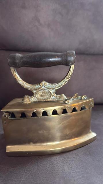 Vintage messing kolenstrijkijzer – decoratief antiek stijl beschikbaar voor biedingen