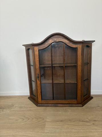 Vitrinekastje voor aan de muur beschikbaar voor biedingen