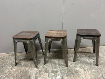 Krukjes soort tolix ijzer hout zitting 3 stuks beschikbaar voor biedingen
