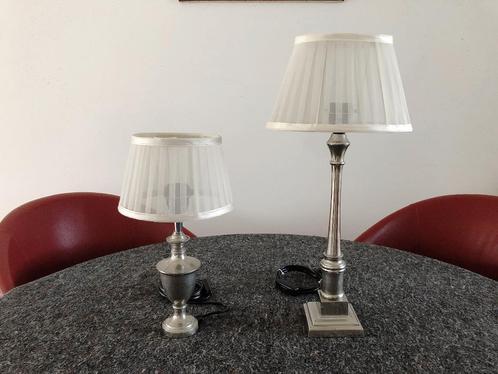 Twee klassieke vernikkelde tafel lampen, Huis en Inrichting, Lampen | Tafellampen, Gebruikt, Metaal, Stof, Ophalen of Verzenden