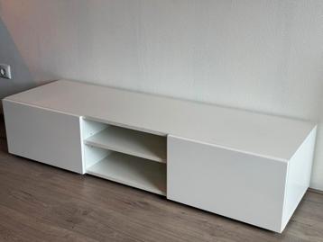 Wit tv-meubel met opbergruimte – strak en tijdloos beschikbaar voor biedingen