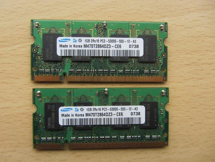 2x Samsung 1GB PC2-5300 DDR2-667MHz non-ECC Unbuffered CL5, Computers en Software, RAM geheugen, Zo goed als nieuw, Laptop, 1 GB of minder