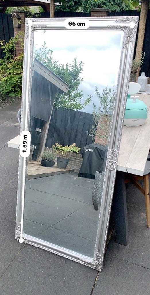 Grote zilveren spiegel met sierlijke lijst, Huis en Inrichting, Woonaccessoires | Spiegels, Zo goed als nieuw, 50 tot 75 cm, 150 tot 200 cm