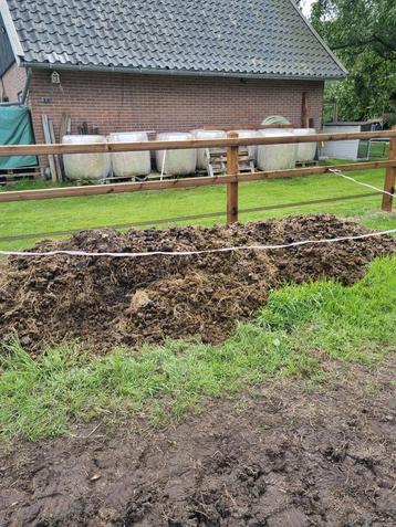Gratis paardenmest beschikbaar voor biedingen