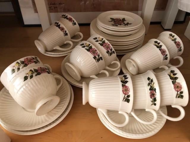 WEDGEWOOD BRIAR ROSE SERVIES, Verzenden, Overige typen, Zo goed als nieuw, Wedgwood