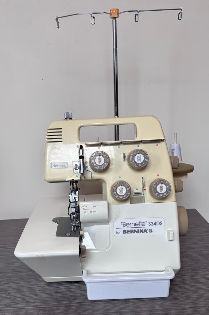 Bernina/Bernette 334 DSe lockmachine, Ophalen, Zo goed als nieuw, Lockmachine, Bernina