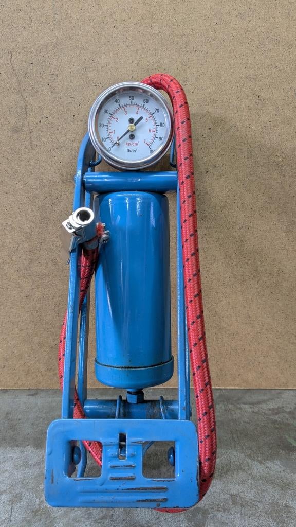 Metalen Voetpomp met Drukmeter, izgst., Fietsen en Brommers, Fietsaccessoires | Fietspompen, Ophalen of Verzenden, Drukmeter, Zo goed als nieuw