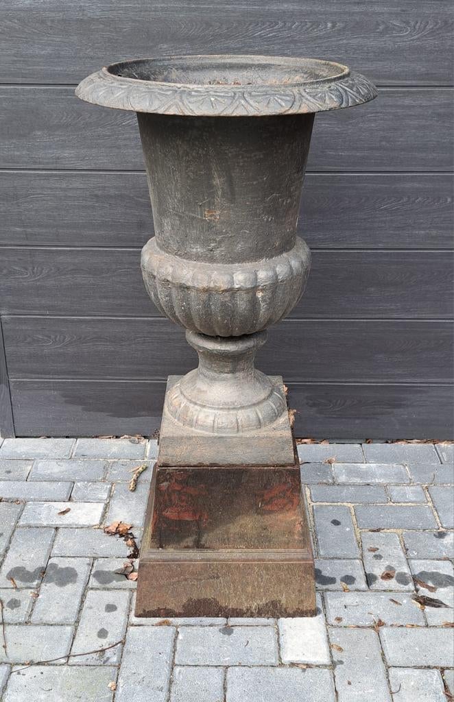 Gietijzeren brocante tuinvaas op sokkel 105 cm, Tuin en Terras, Tuinvazen, Ophalen, Gebruikt