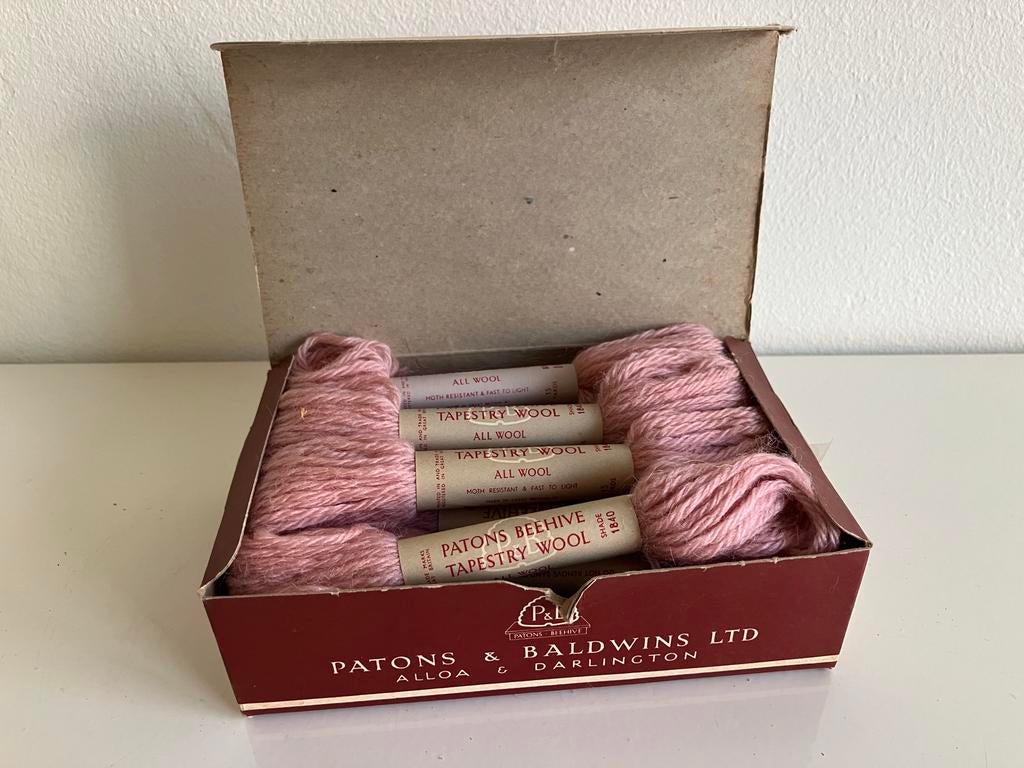 Borduurwol Patons Beehive, kleur 1840/3 , originele doos, Ophalen of Verzenden, Nieuw, Handborduren, Borduurgaren of Zijde