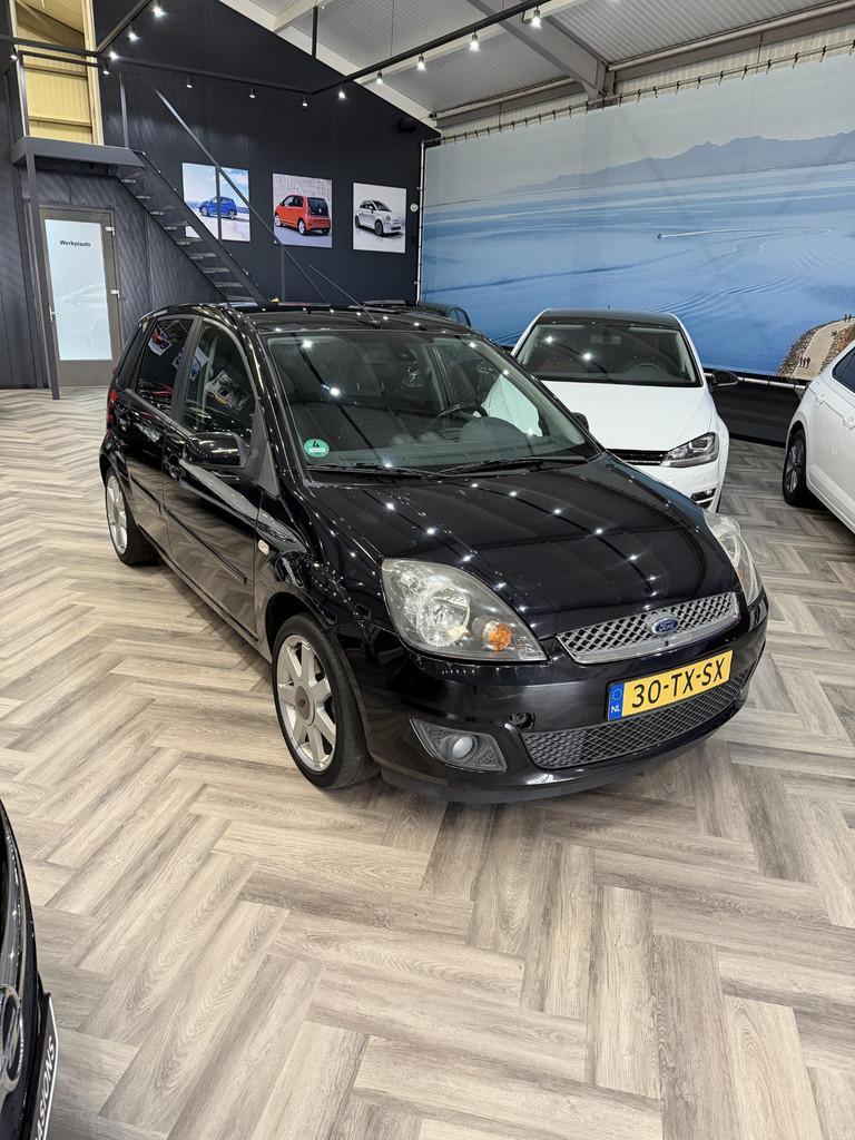Ford Fiesta 1.6-16V Futura, Voorwielaandrijving, 1596 cc, 4 cilinders, Zwart