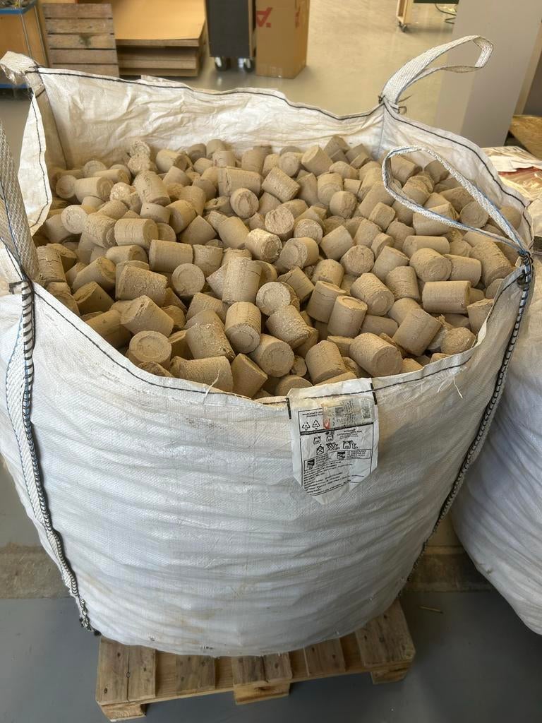 Briketten om te stoken! Bigbag vol geperste houtbriketten, Minder dan 3 m³, Ophalen, Overige houtsoorten, Blokken