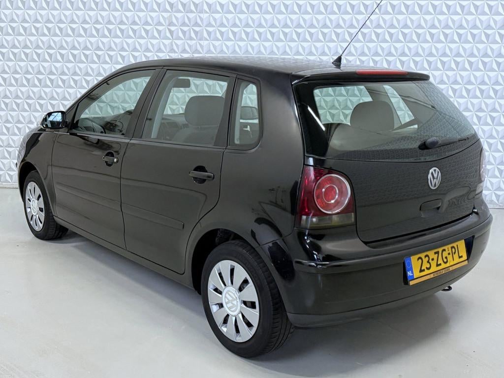 Volkswagen Polo 1.4-16V 5drs Optive met APK tot 18-04-2027!, Voorwielaandrijving, 4 cilinders, Zwart, Bedrijf