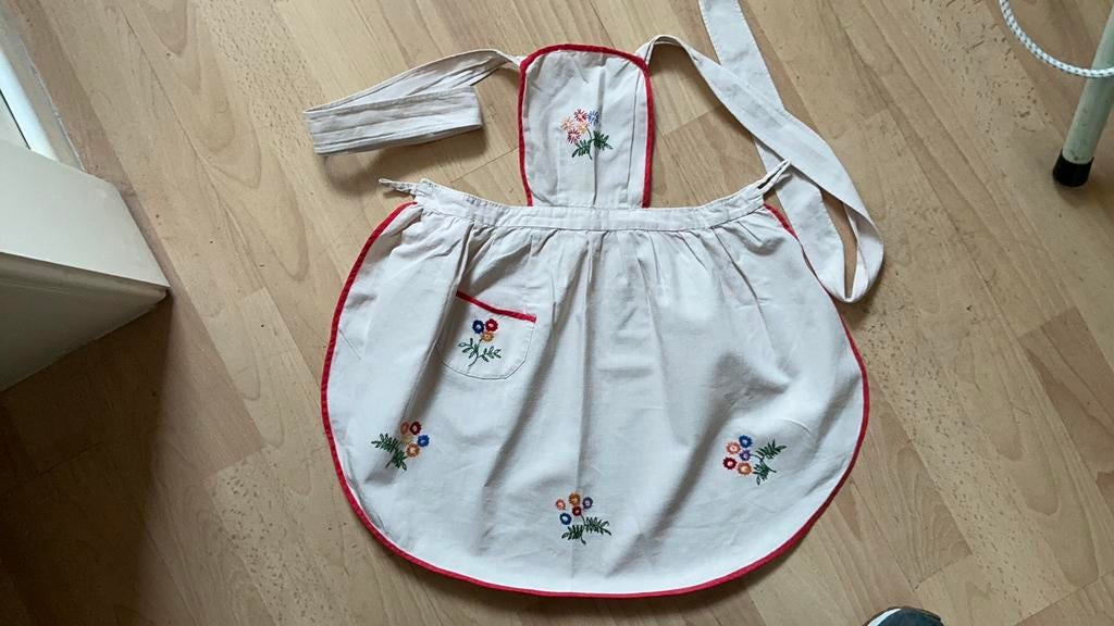 Schattig geborduurd meisjesschortje.€7.50, Ophalen of Verzenden, Gebruikt