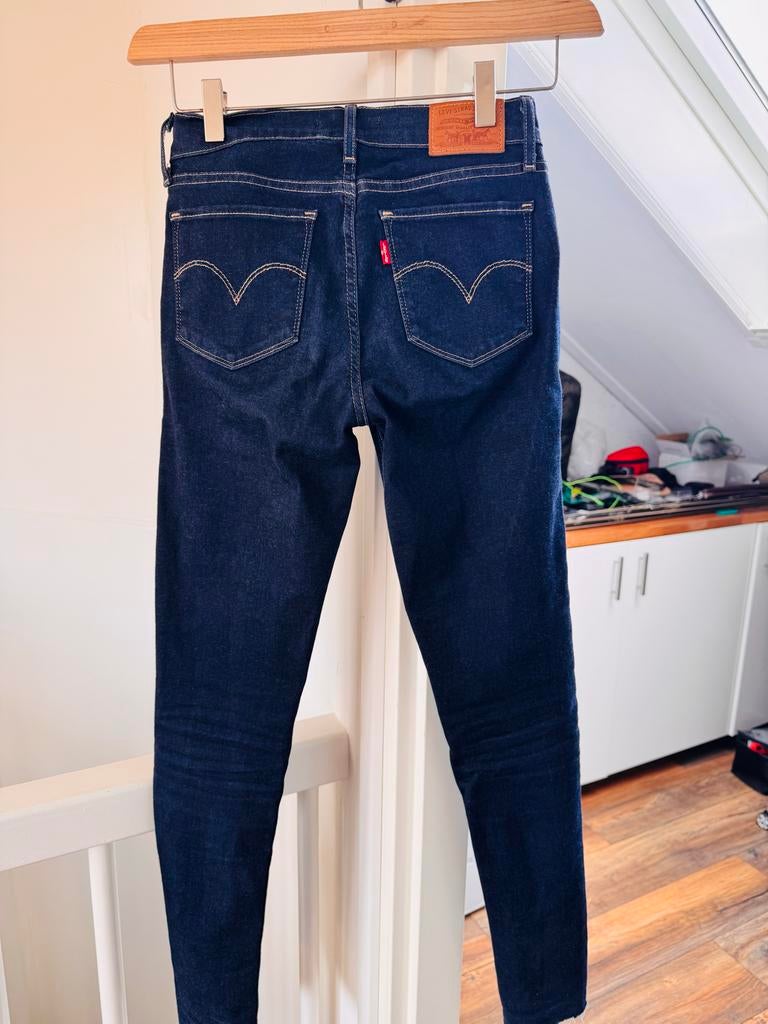 Levi's 710 super skinny marineblauw, Ophalen of Verzenden, Gedragen, Blauw, W27 (confectie 34) of kleiner