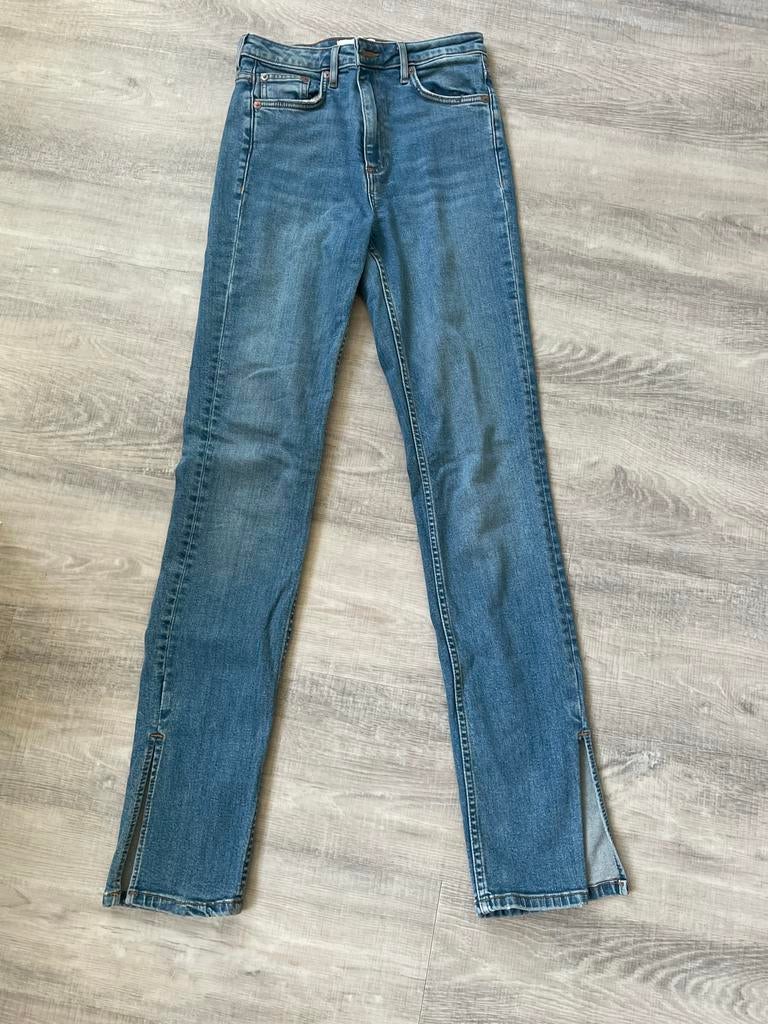 Zara spijkerbroek met rechte pijpen en split, Ophalen of Verzenden, Zo goed als nieuw, Blauw, W30 - W32 (confectie 38/40)