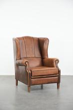 Schapenleren oorfauteuil met zwarte biezen in goede staat, Huis en Inrichting, Fauteuils, Ophalen, Gebruikt, ., .