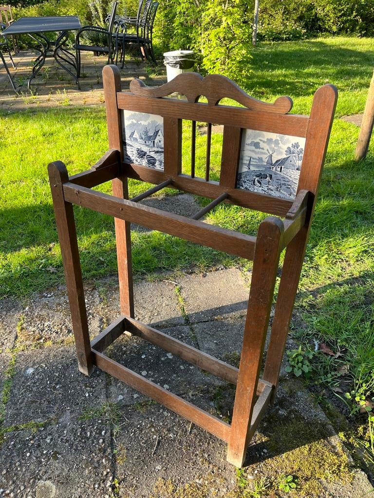 Antieke paraplubak met Delfts blauw-achtige tegeltjes, Ophalen