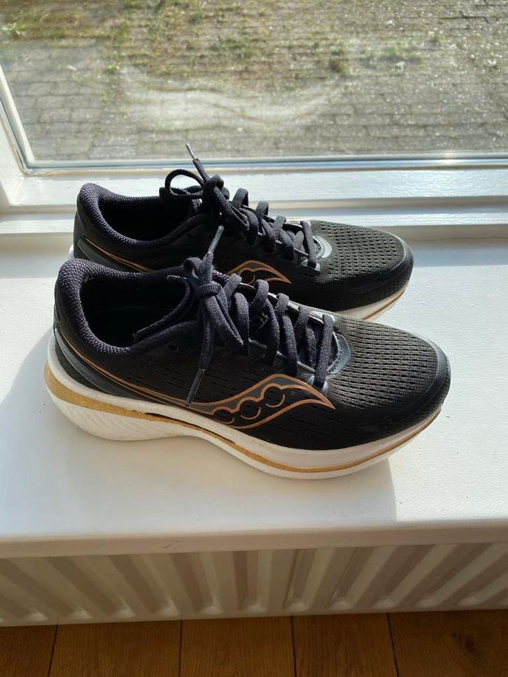 Saucony Endorphin Speed - Maat 39 - Zo goed als nieuw!, Kleding | Dames, Schoenen, Zo goed als nieuw, Sportschoenen, Zwart, Ophalen