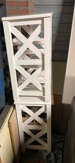 2x Hemnes nachtkastje wit met rieten manden van IKEA, Huis en Inrichting, Slaapkamer | Nachtkastjes, Ophalen of Verzenden, Zo goed als nieuw