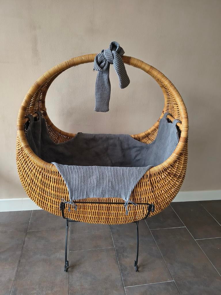 Rotan baby wieg incl. standaard, matras, hoes en dekentje, Ophalen, Zo goed als nieuw, Wieg