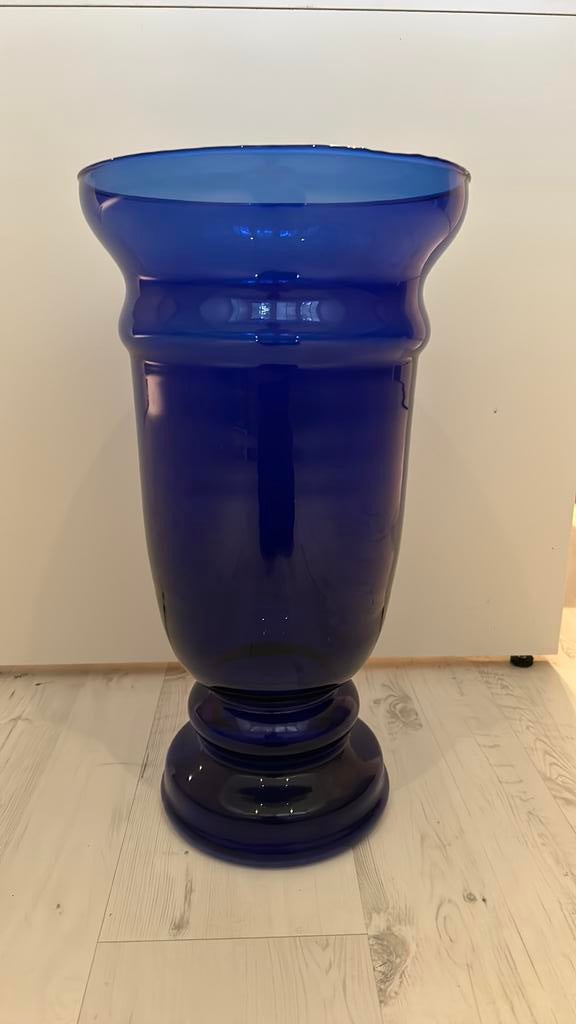 Grote blauwe glazen bokaal  vaas 53cm, Huis en Inrichting, Woonaccessoires | Vazen, Ophalen, 50 tot 75 cm, Blauw, Glas
