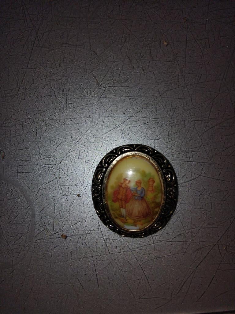 Vintage Broche met Romantisch Tafereel, Overige materialen, 4 tot 7 cm, Gebruikt, Overige kleuren