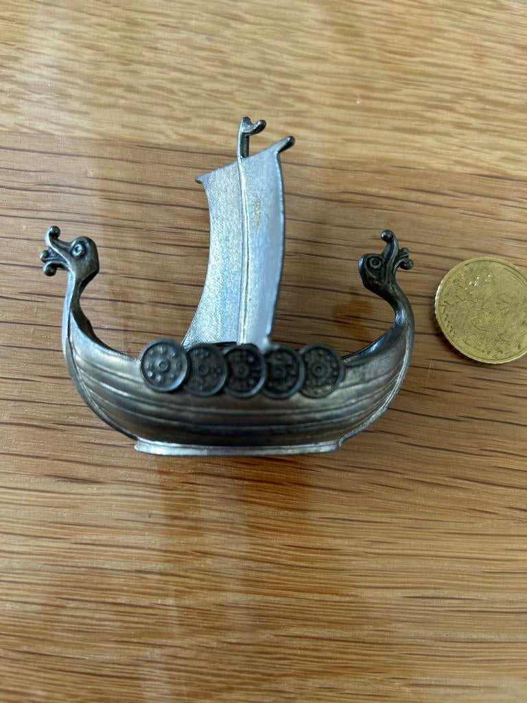 Miniatuur Noors vikingschip van tin, Antiek en Kunst, Ophalen of Verzenden