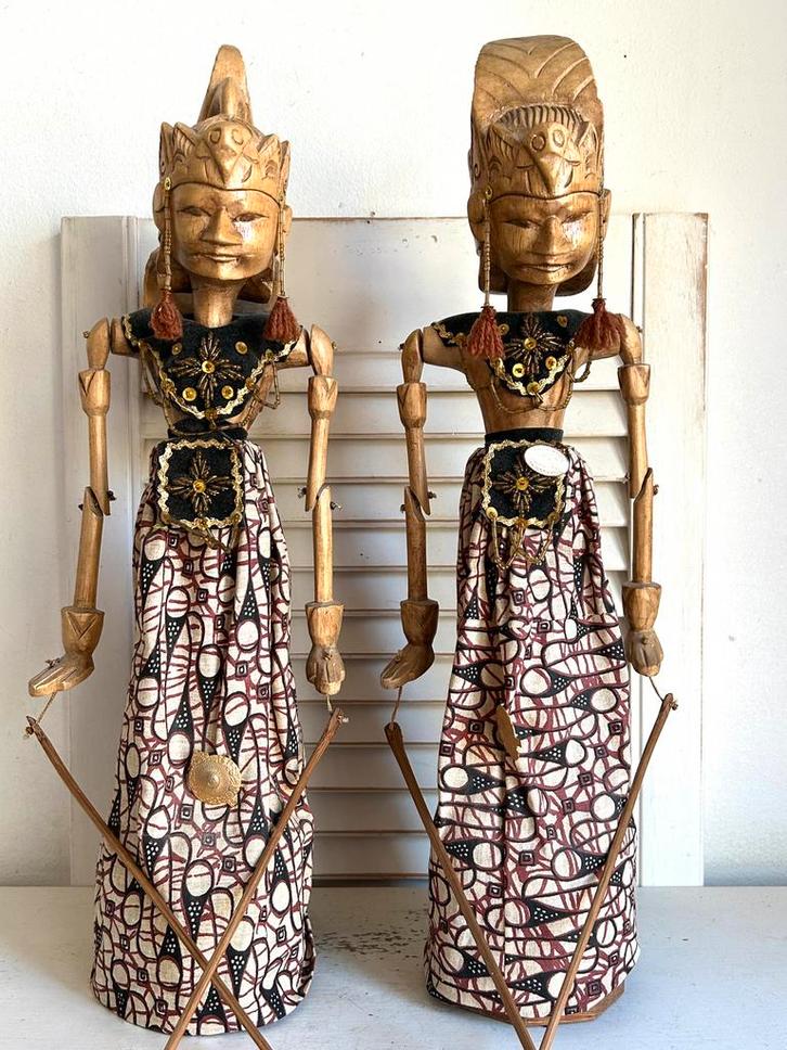 Twee vintage Wajang Golek poppen houtsnijwerk op sokkel, Antiek en Kunst, Kunst | Niet-Westerse kunst, Ophalen