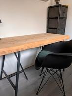 Stevig houten bureau met metalen onderstel, Huis en Inrichting, Bureaus, Ophalen, Gebruikt, Bureau