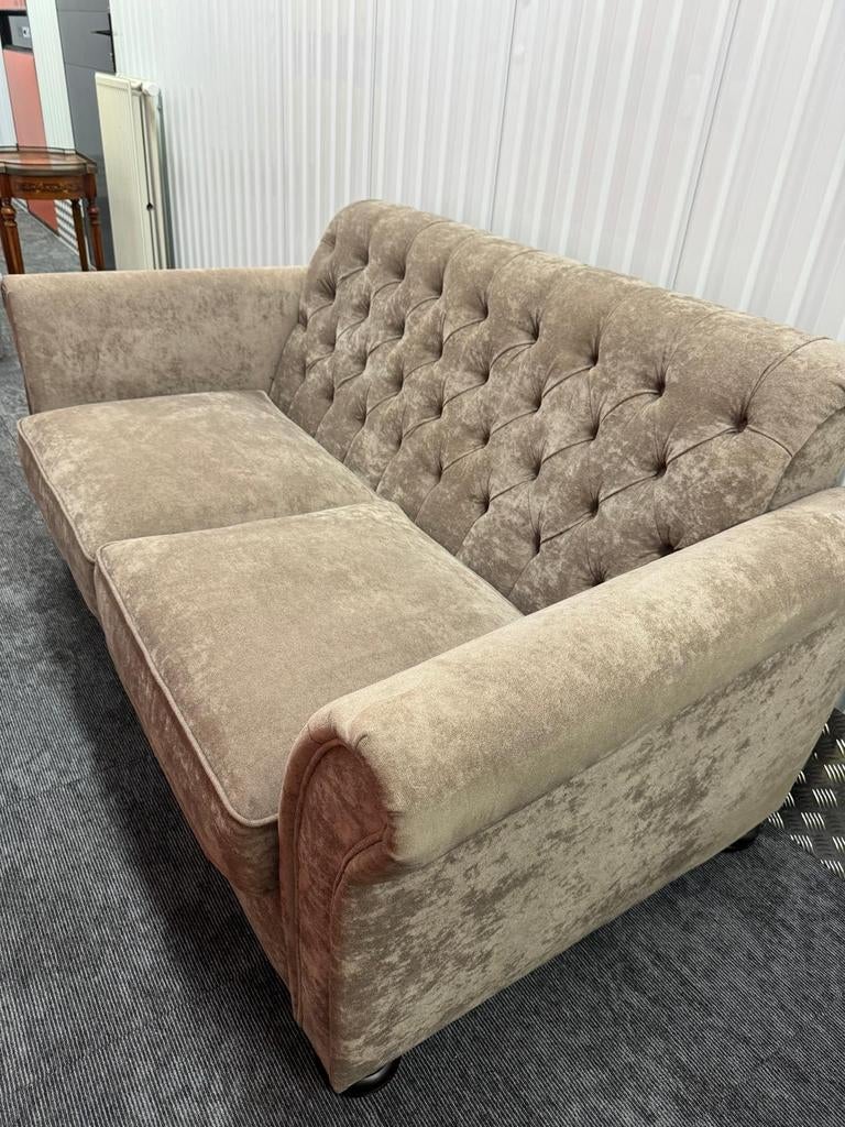 Bijna nieuwe gecapitonneerde driezitsbank, Huis en Inrichting, Banken | Sofa's en Chaises Longues, Zo goed als nieuw, Driepersoons
