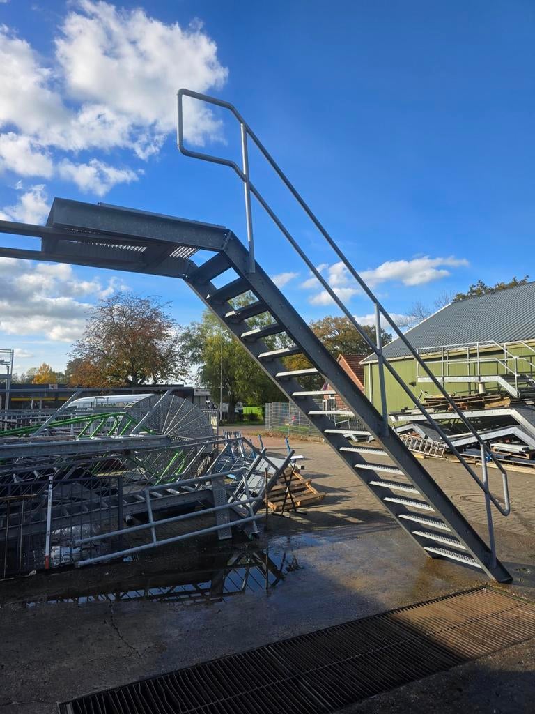 Stalen trap met bordes gegalv. Hoog 3,3 mtr. Nob154, Doe-het-zelf en Verbouw, Ladders en Trappen, Ophalen, 2 tot 4 meter