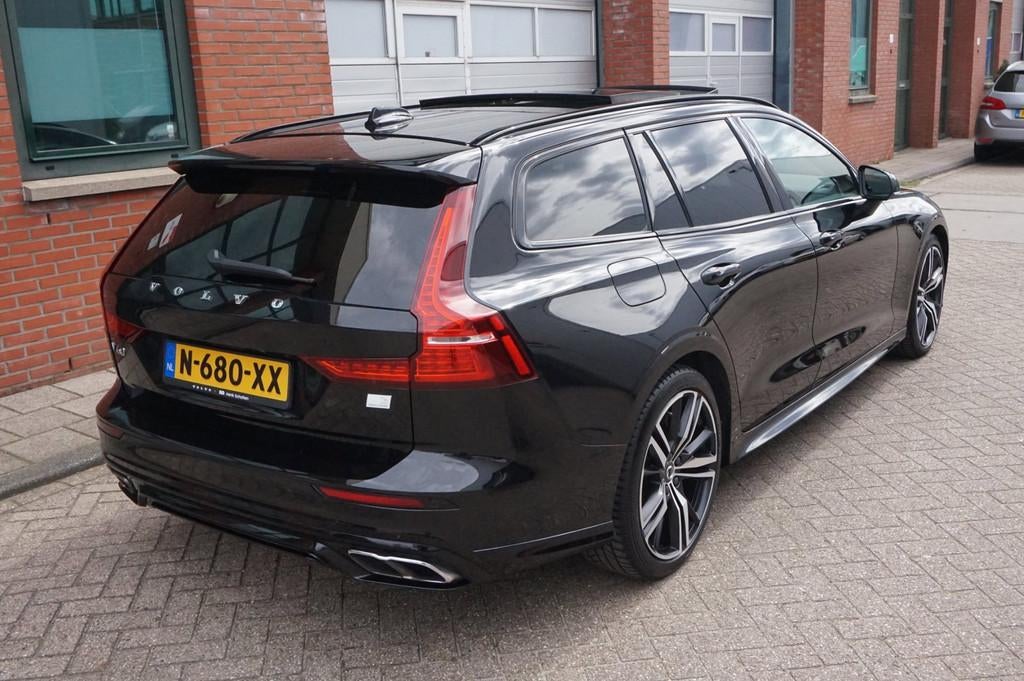 Volvo V60 2.0 T6 Recharge AWD R-Design 2022 PANO !, Automaat, Gebruikt, 4 cilinders, Zwart