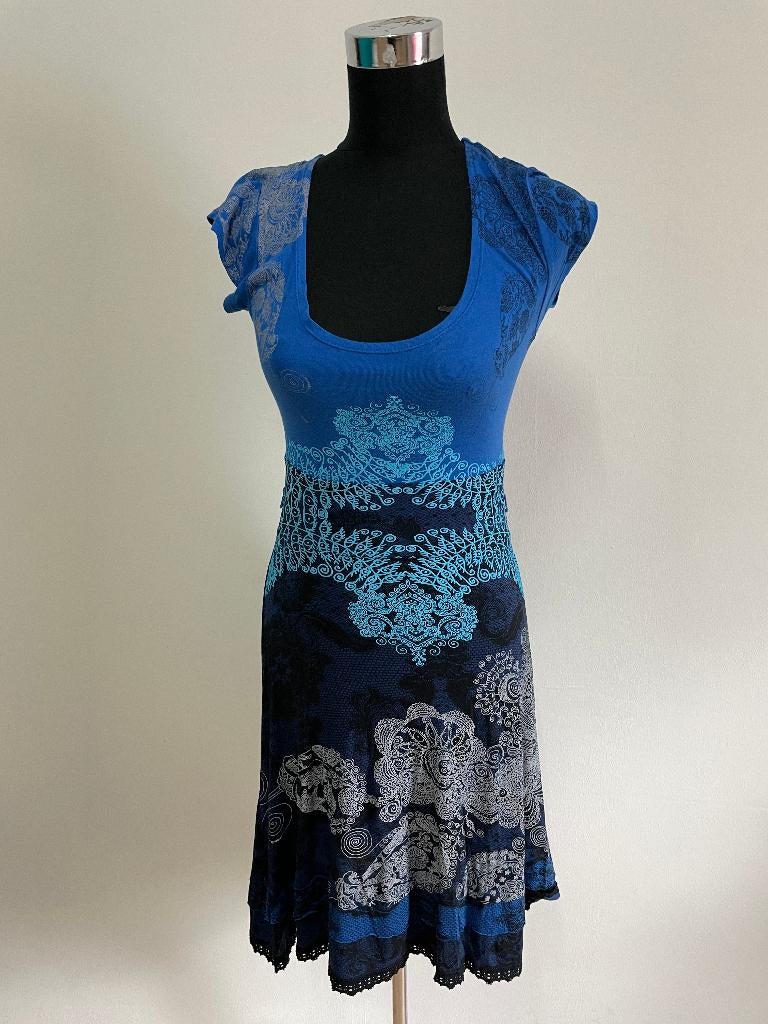 J92 - Blauw-zwarte Desigual jurk maat M valt als S (1), Maat 38/40 (M), Blauw, Ophalen of Verzenden, Zo goed als nieuw