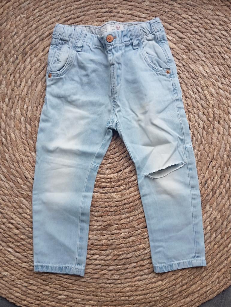 Zara lichtblauwe jeans met scheur | maat 98, Broek, Gebruikt, Ophalen of Verzenden, Zara