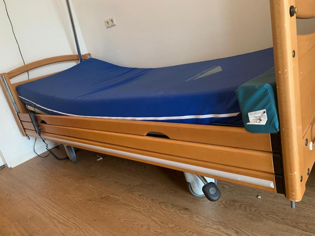 Elektrisch Hoog-Laag Bed, Incl. Papegaai & Matras, Diversen, Ophalen, Gebruikt