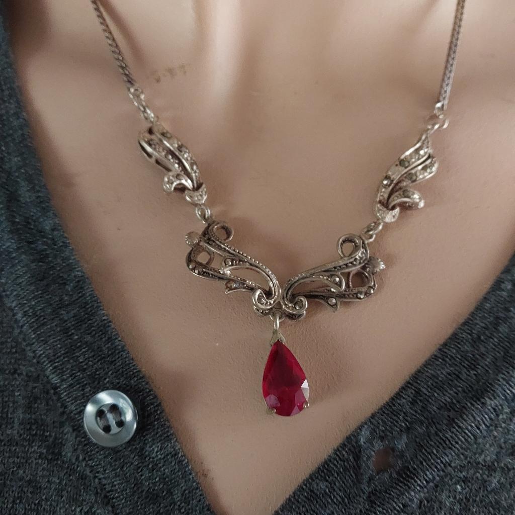 Een silvere ketting met Granaat    45 cm, Overige voorstellingen, Nieuw, Ophalen of Verzenden, Met edelsteen