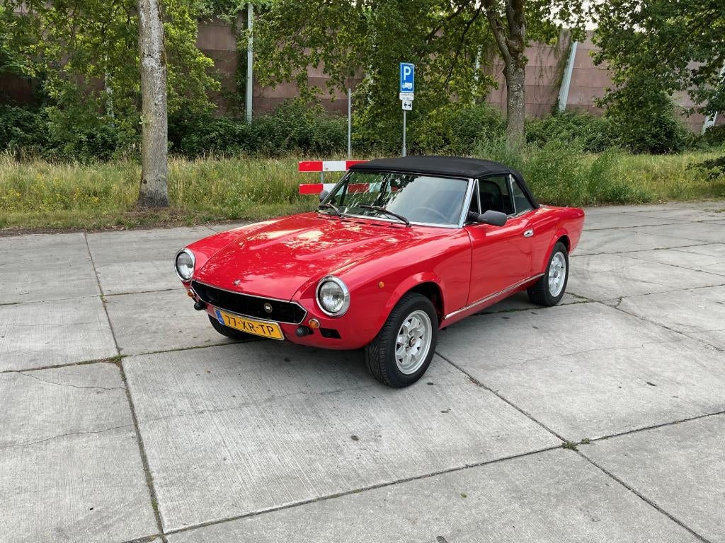 Fiat 124 2.0 Spider I 1983 Rood, Auto's, Achterwielaandrijving, Zwart, 4 cilinders, Leder