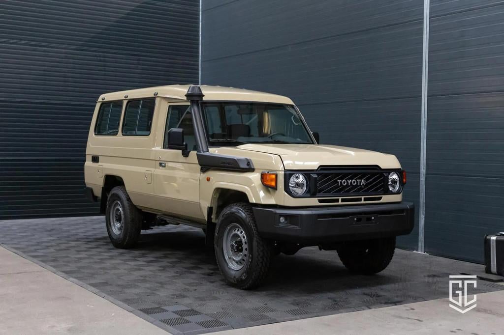 Toyota Land Cruiser GRJ78 A/T, Auto's, Toyota, Bedrijf, Te koop, Landcruiser, Benzine, SUV of Terreinwagen, Automaat, Beige, Grijs