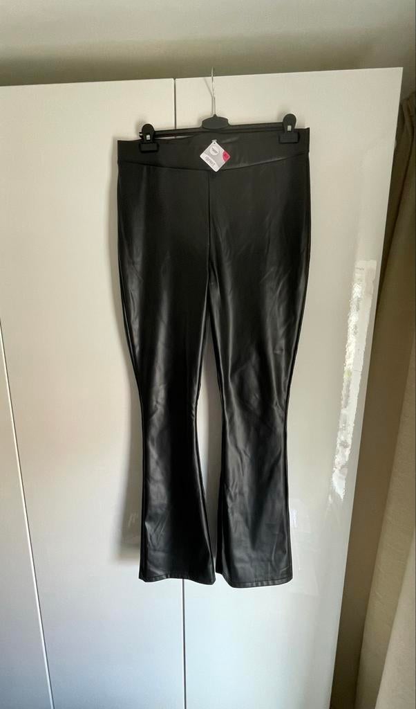 Zwarte imitatie leren flaired legging - L/XL, Zwart, Maat 46/48 (XL) of groter, Nieuw, Ophalen of Verzenden