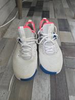 Witte Nike sneakers met blauwe en roze accenten, Kleding | Heren, Schoenen, Ophalen, Nike, Zo goed als nieuw, Wit